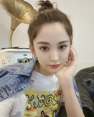 古丽娜扎牛仔服扎丸子头自拍照图片_2