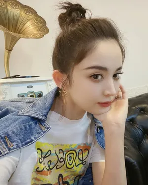 古丽娜扎牛仔服扎丸子头自拍照图片_3