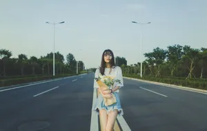 索朗美淇俏皮可爱路拍照图片