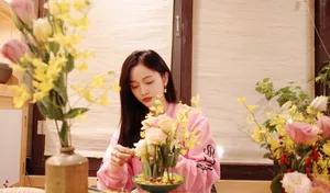 吴宣仪居家花艺自拍照图片