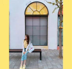 李兰迪灵动少女街拍图片
