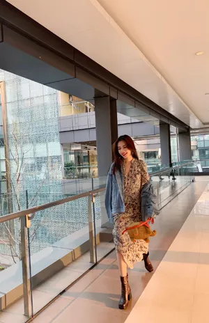 刘美彤甜美靓丽街拍图片_3