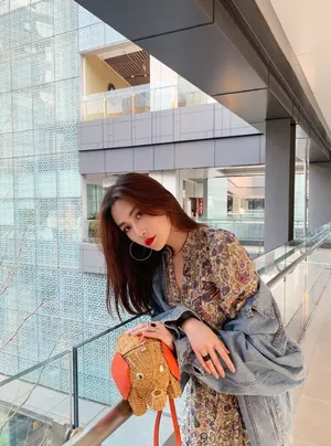刘美彤甜美靓丽街拍图片_4