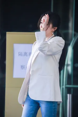杨幂双马尾甜美街拍照图片