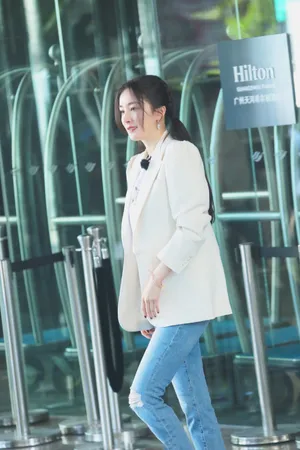 杨幂双马尾甜美街拍照图片_7
