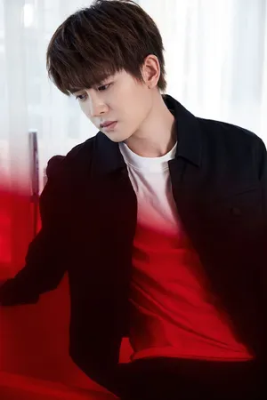 任嘉伦黑色系帅气写真图片_3