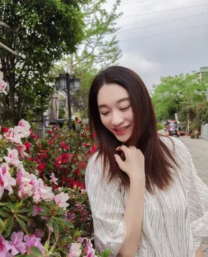 李小冉甜美养眼街拍图片