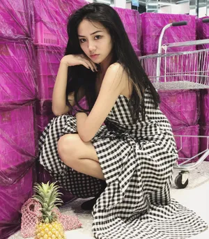 谢可寅黑白吊带裙性感图片_2