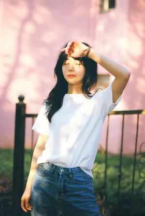 谭松韵光影性感写真图片_3