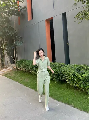 周雨彤俏丽私服街拍照图片_1