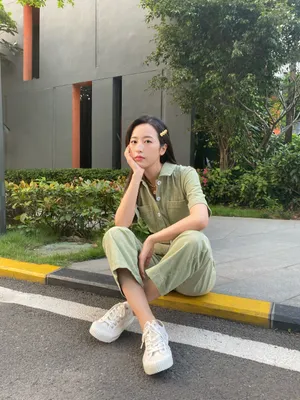 周雨彤俏丽私服街拍照图片_3