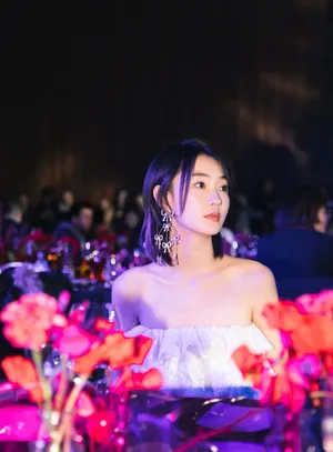 周依然抹胸裙性感写真图片_3