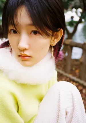 周依然清新甜美写真图片