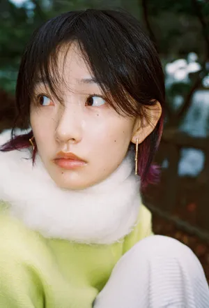 周依然清新甜美写真图片