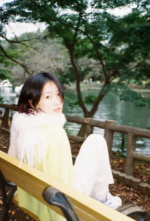 周依然清新甜美写真图片_2