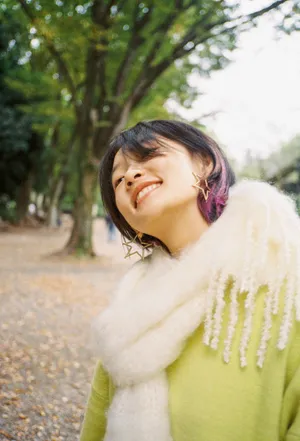 周依然清新甜美写真图片_6