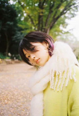 周依然清新甜美写真图片_7