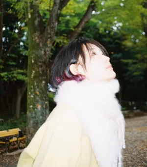周依然清新甜美写真图片_8