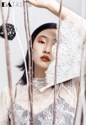 周依然灵动甜酷写真图片_1