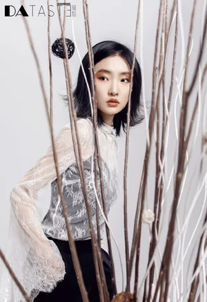 周依然灵动甜酷写真图片_1