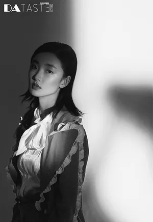 周依然灵动甜酷写真图片_7