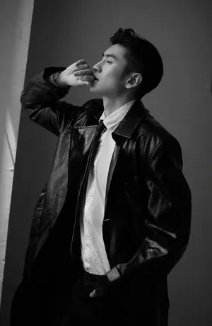 张云龙帅痞养眼黑白写真图片_4