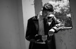 张云龙帅痞养眼黑白写真图片_6