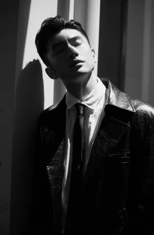 张云龙帅痞养眼黑白写真图片_7
