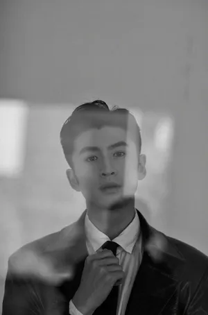 张云龙帅痞养眼黑白写真图片_8