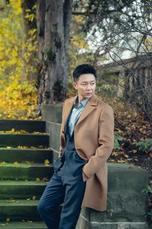 刘奕君儒雅帅气街拍写真图片