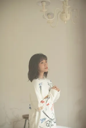 郑湫泓慵懒可爱居家写真图片_8