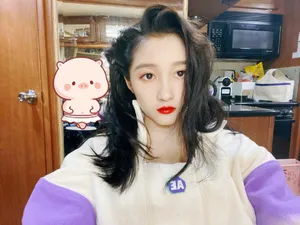 关晓彤卷发红唇港风自拍照图片