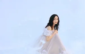 何泓姗优雅灵动写真图片