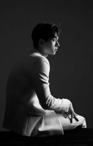 李现黑白质感写真图片