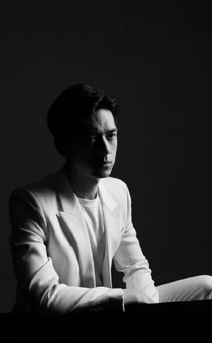 李现黑白质感写真图片_4