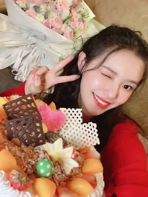林允清新俏皮生日会图片