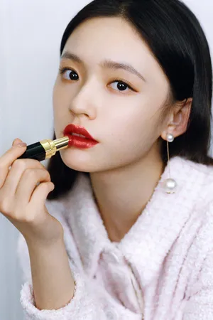 林允炫光唇色亮眼写真图片