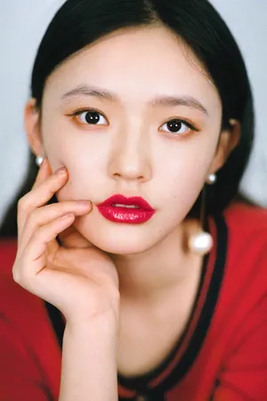 林允炫光唇色亮眼写真图片
