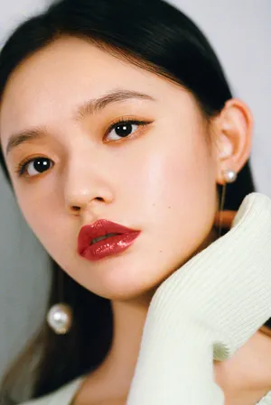 林允炫光唇色亮眼写真图片_2
