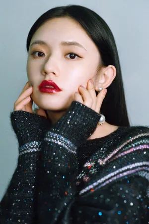 林允炫光唇色亮眼写真图片_3