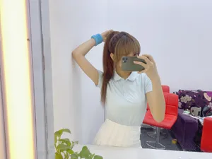 程潇单马尾俏皮自拍照图片