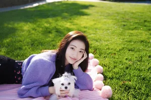 景甜紫毛衣甜美写真图片_4