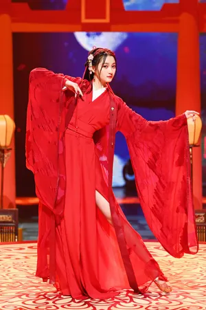 关晓彤红裙性感舞台照图片_3