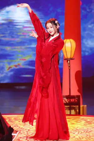 关晓彤红裙性感舞台照图片_4