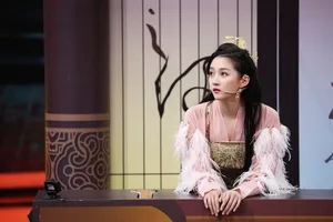 关晓彤红裙性感舞台照图片_5
