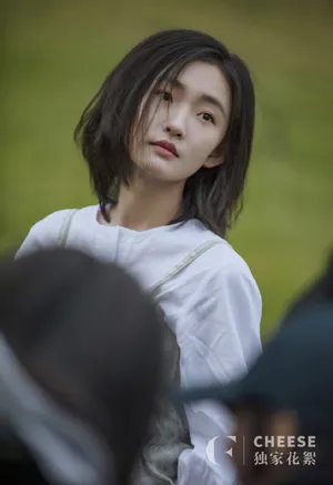 周依然轻甜养眼写真图片