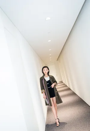 周依然风衣甜酷写真图片