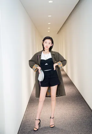 周依然风衣甜酷写真图片