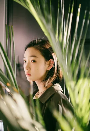 周依然风衣甜酷写真图片_6