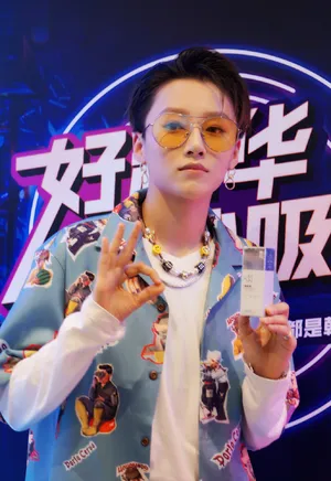 刘雨昕嘻哈风活动照图片